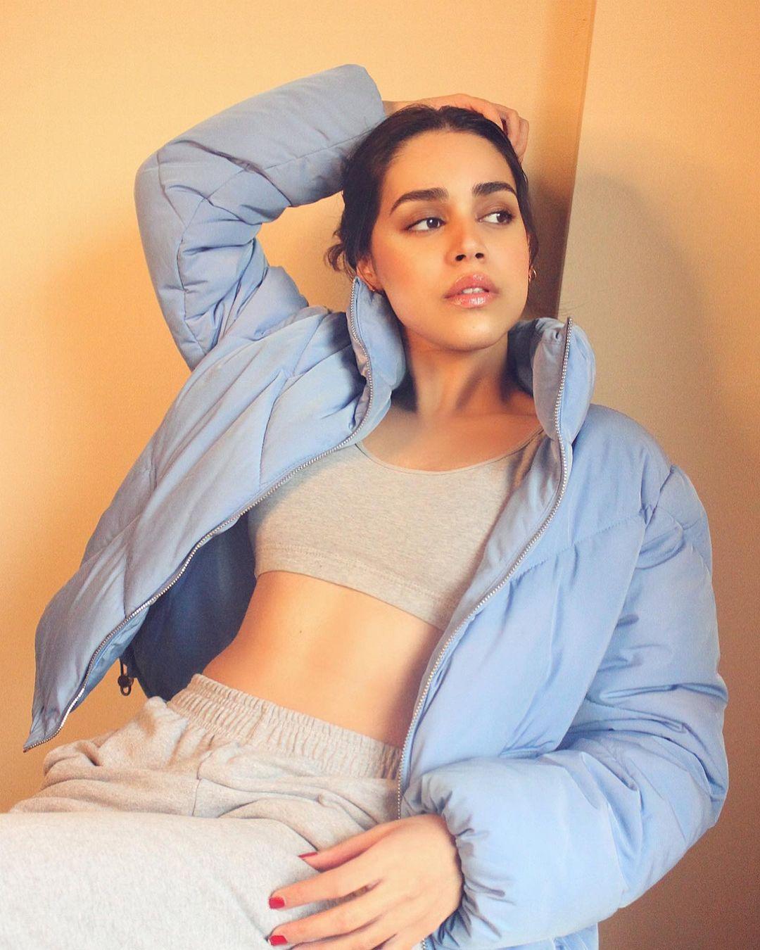 Exposing hot photos gallery | Naila Grewal very glamorous and sexy outfits