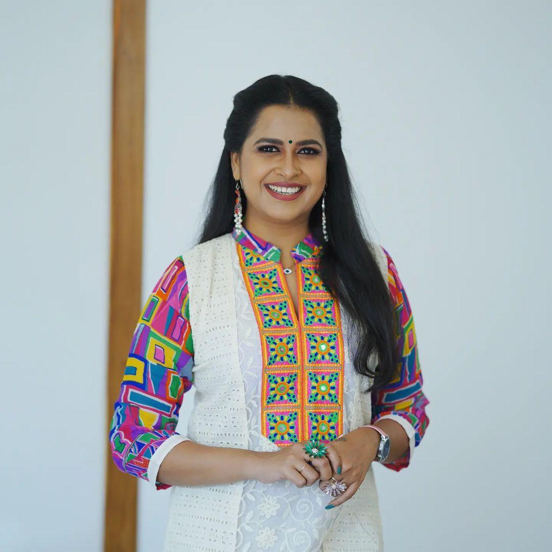 Exposing hot photos | Sadhika Venugopal looking very glamorous and cute stills