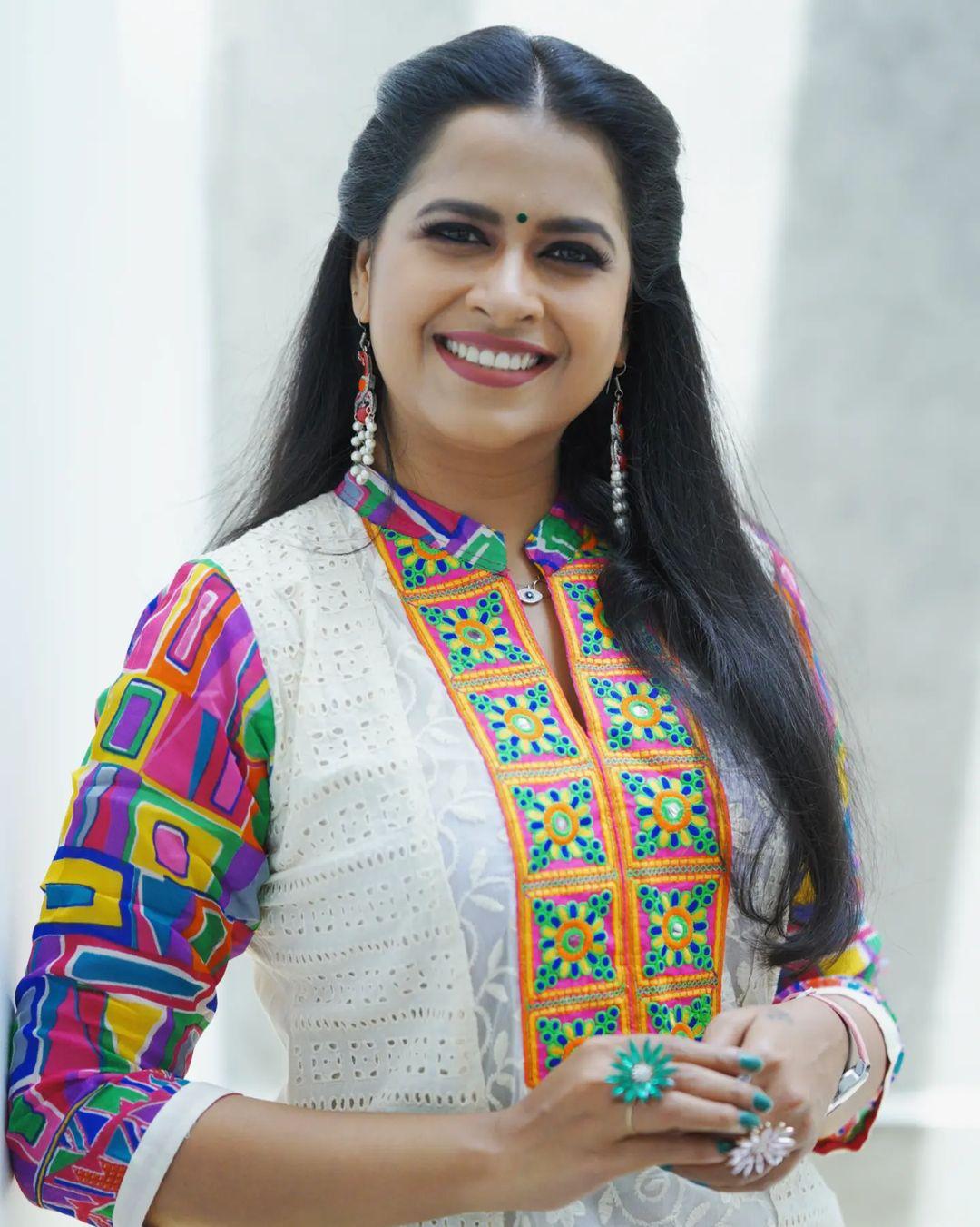 Exposing hot photos | Sadhika Venugopal looking very glamorous and cute stills