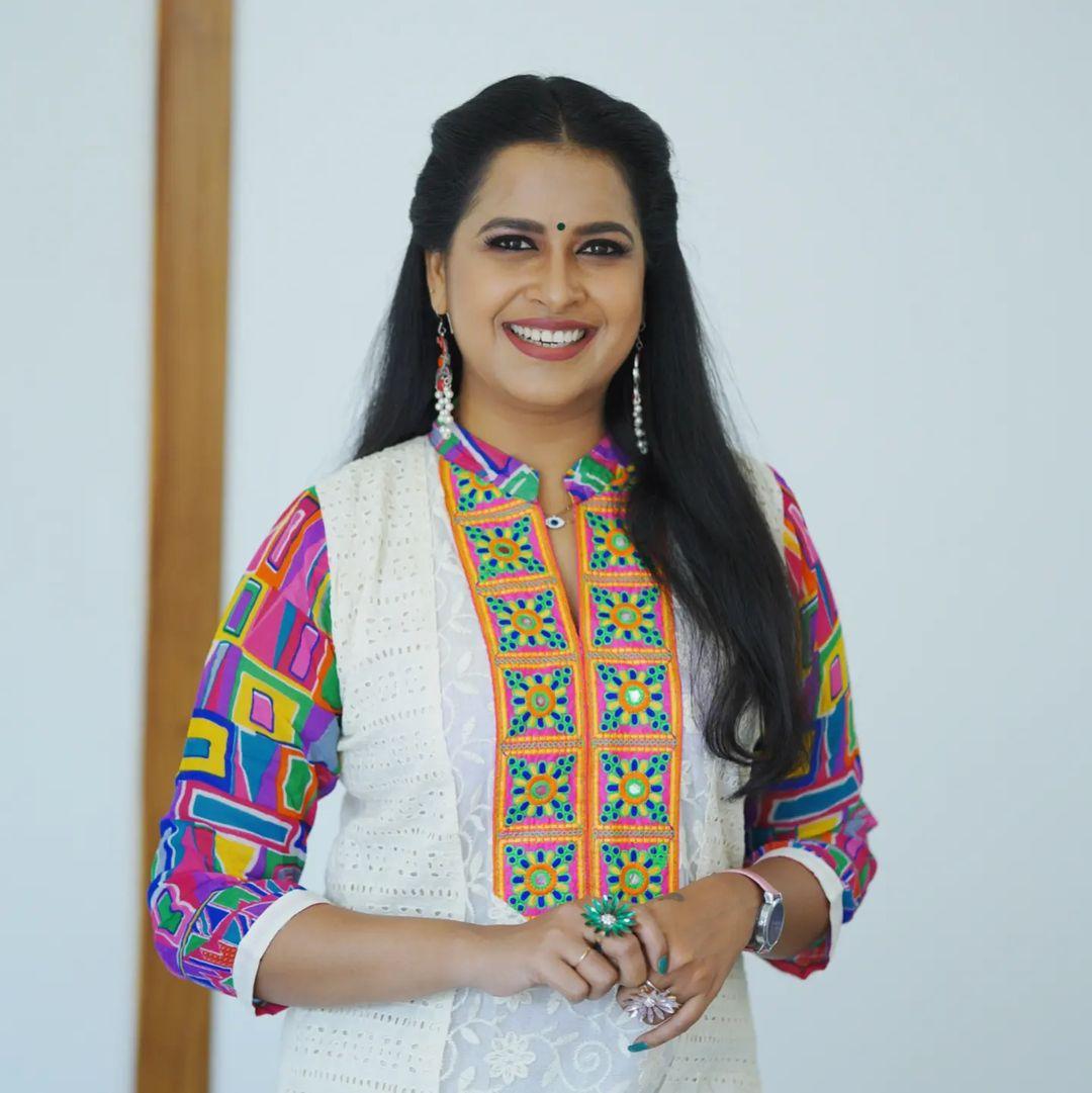 South Indian Actress hot photos | Sadhika Venugopal looking very glamorous and cute stills