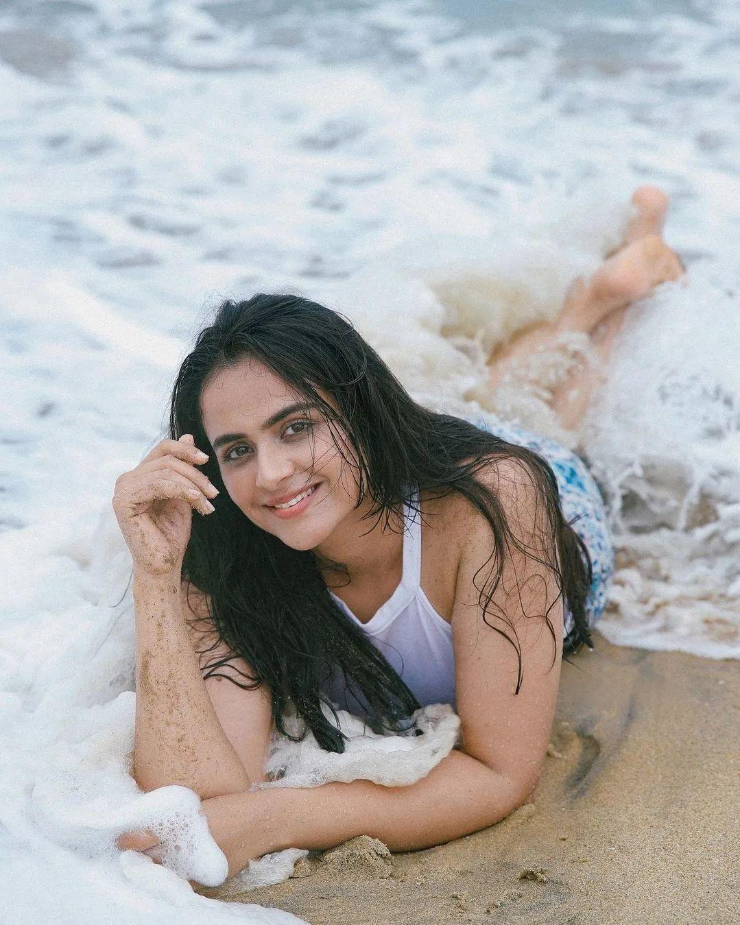Exclusive very hot photos gallery | Prachi Tehlan looking very glamorous photos in beach