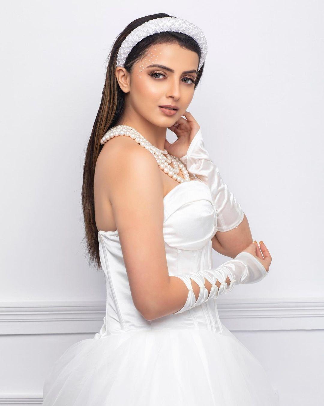 Beautiful and glamorous photos | Shrenu Parikh latest hot and sexy photoshoot |