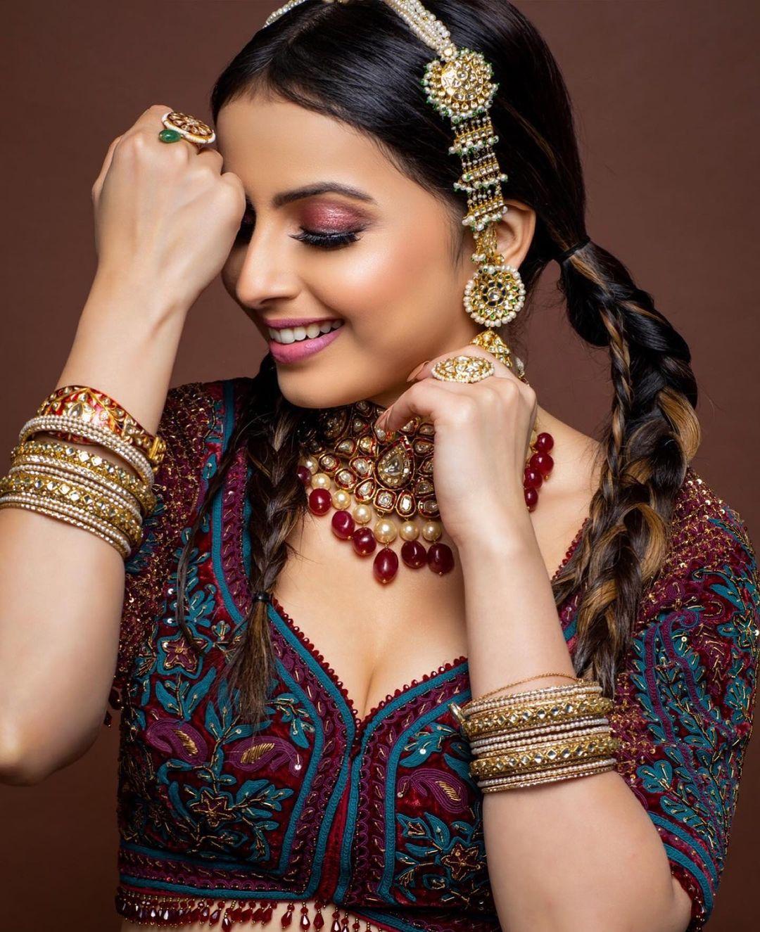 Exposing hot photos gallery | Shrenu Parikh in bridal makeup hot and sexy photoshoot