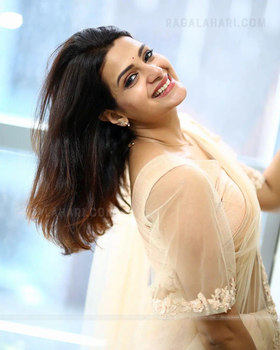 Beautiful and sexy photoshoot | Divya Pillai looking very glorious in white transparent saree photos
