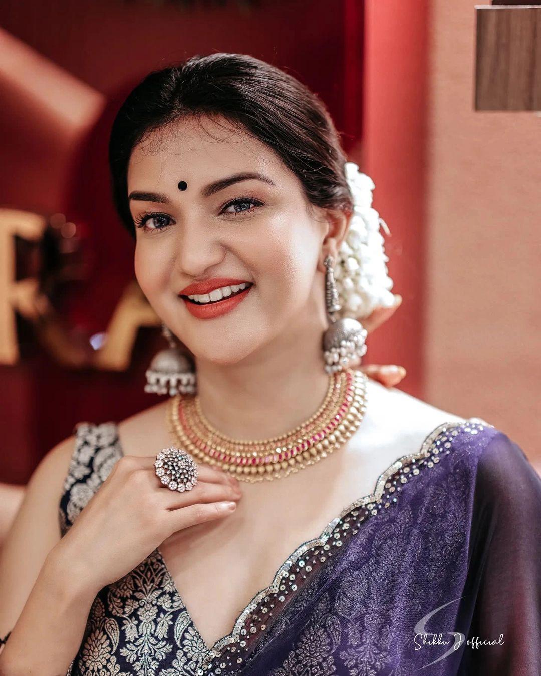 Beautiful and cute stills | Honey Rose in saree exposing hot and sexy photoshoot