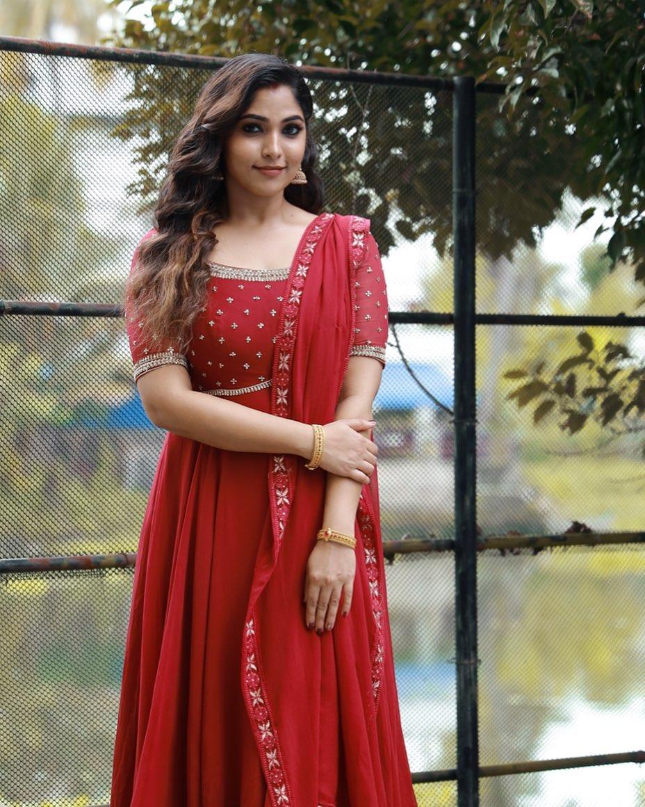 Beautiful and cute stills | Malayalam Actress Muktha in red saree hot and sexy photoshoot