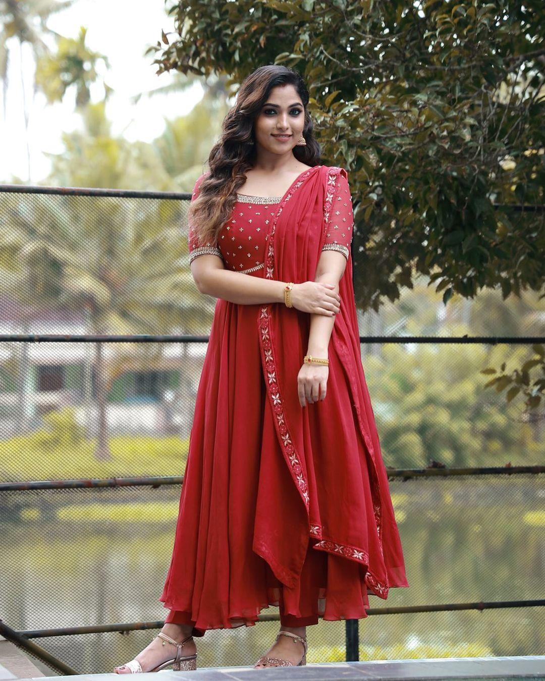 Beautiful and glamours photos | Malayalam Actress Muktha in red saree hot and sexy photoshoot
