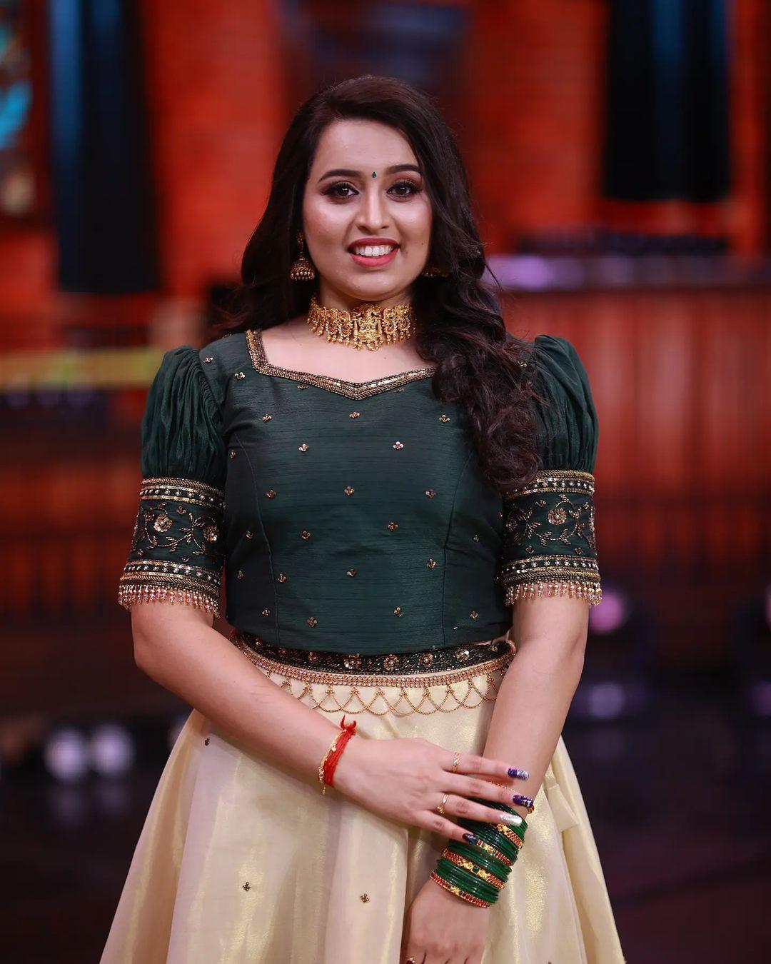 Beautiful and sexy photoshoot | Star magic frame Aiswarya Rajeev in pavada and blouse hot photos