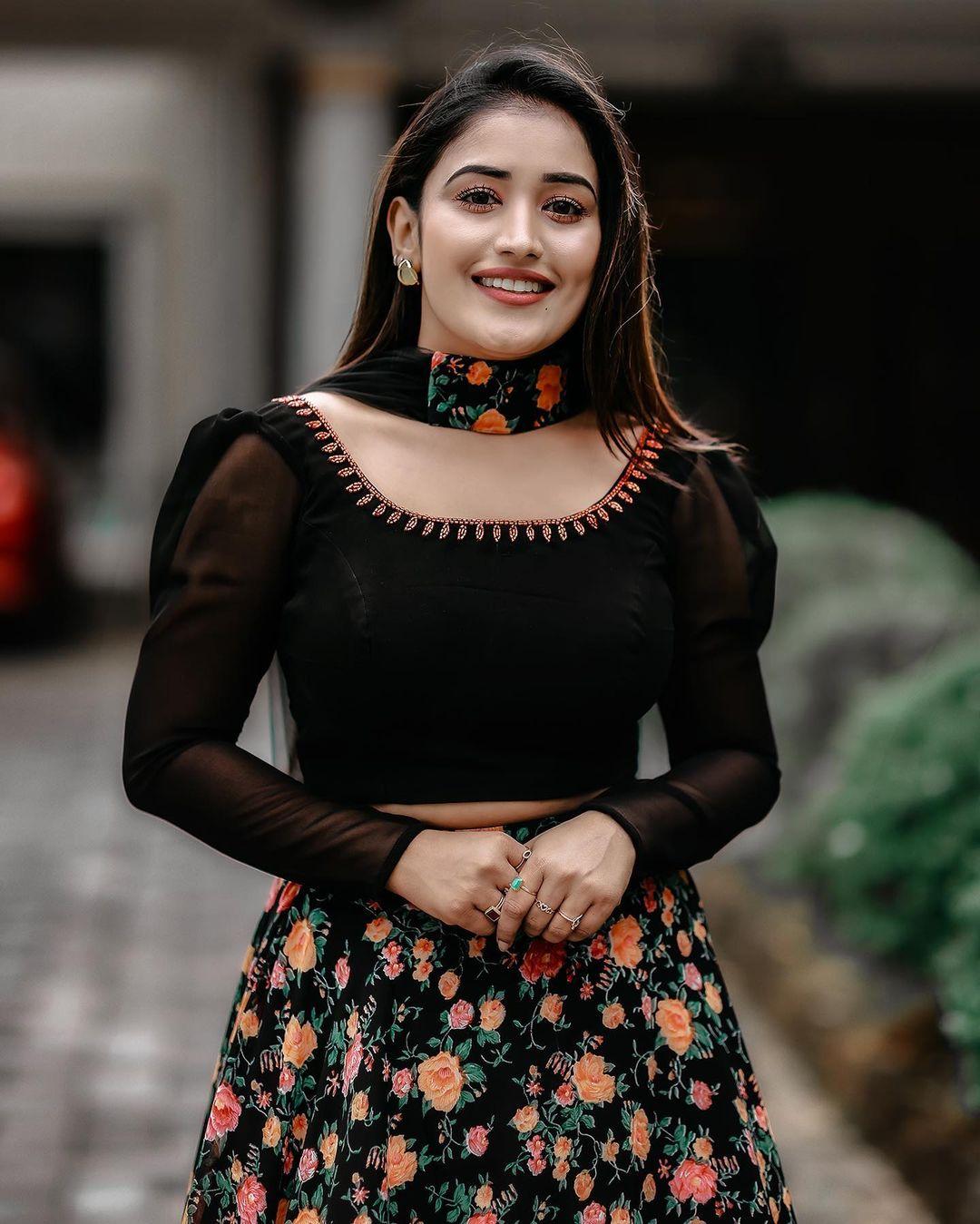 Beautiful and sexy stills | Malayalam Serial actress Anumol rs Karthu very glamorous photos