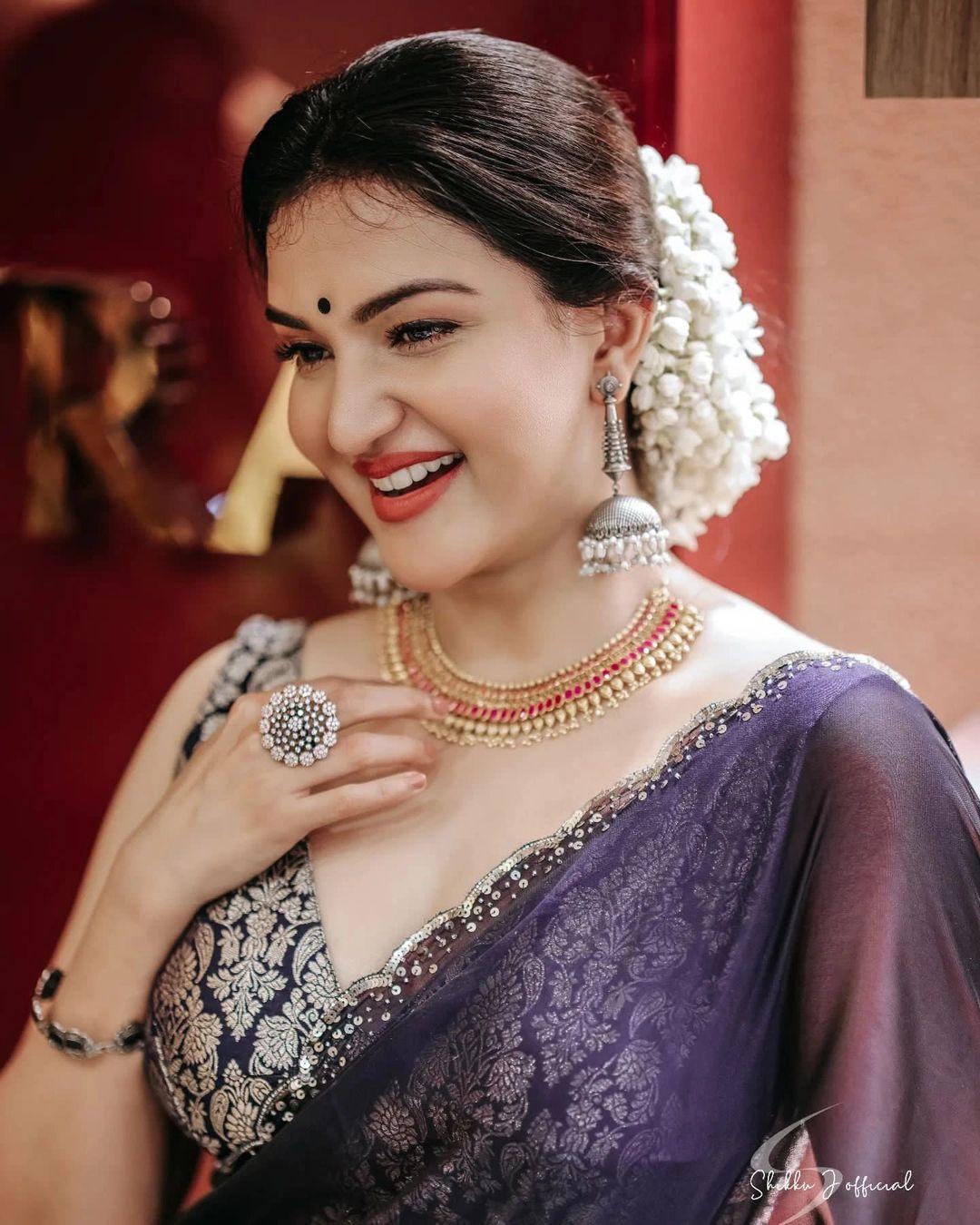 Exclusive very hot and sexy stills | Honey Rose in saree exposing hot and sexy photoshoot