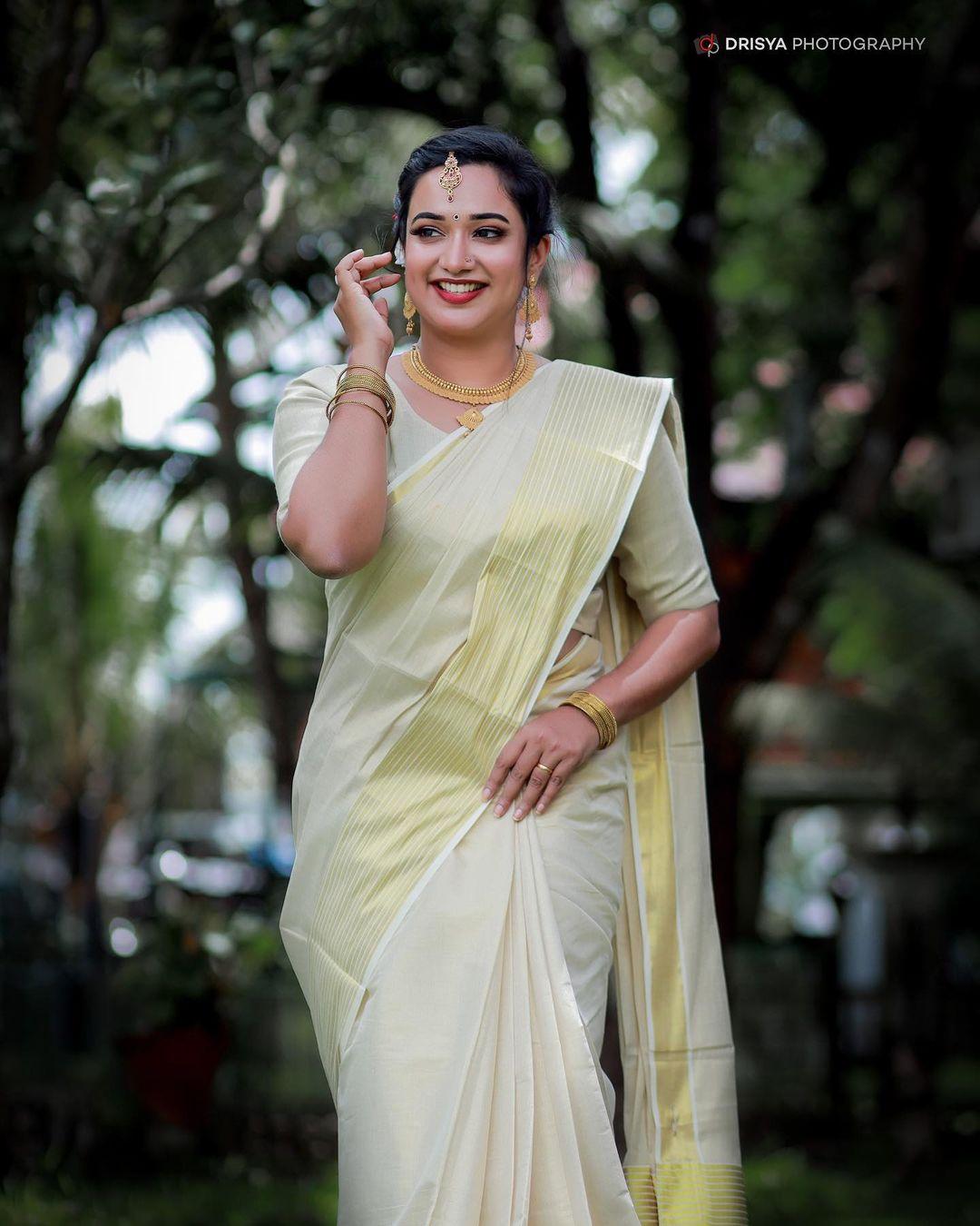 Exclusive very hot photos | Gowri Krishnan very beautiful and sexy photoshoot in Kasavu Saree