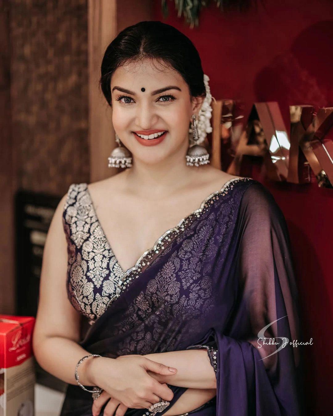 Exposing cleavage hot photos | Honey Rose in saree exposing hot and sexy photoshoot