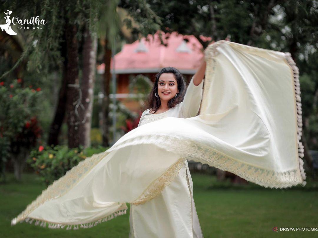 Exposing hot photos | Gowri Krishnan very beautiful and sexy photoshoot in Kasavu Saree