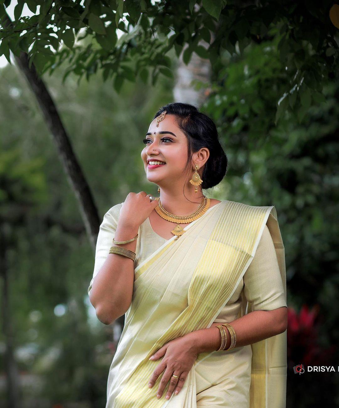 Exposing very hot photos | Gowri Krishnan very beautiful and sexy photoshoot in Kasavu Saree