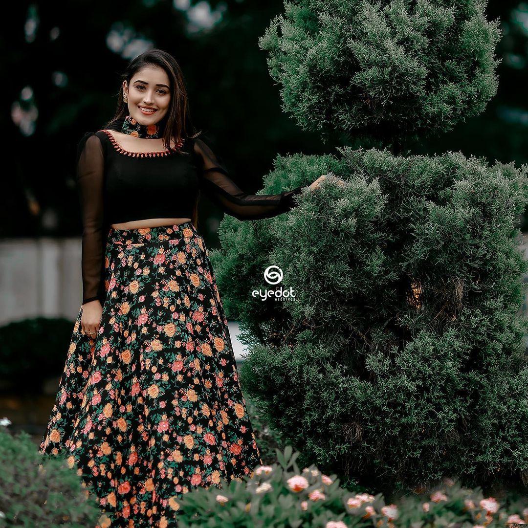 Glamorous and cute stills | Malayalam Serial actress Anumol rs Karthu very glamorous photos