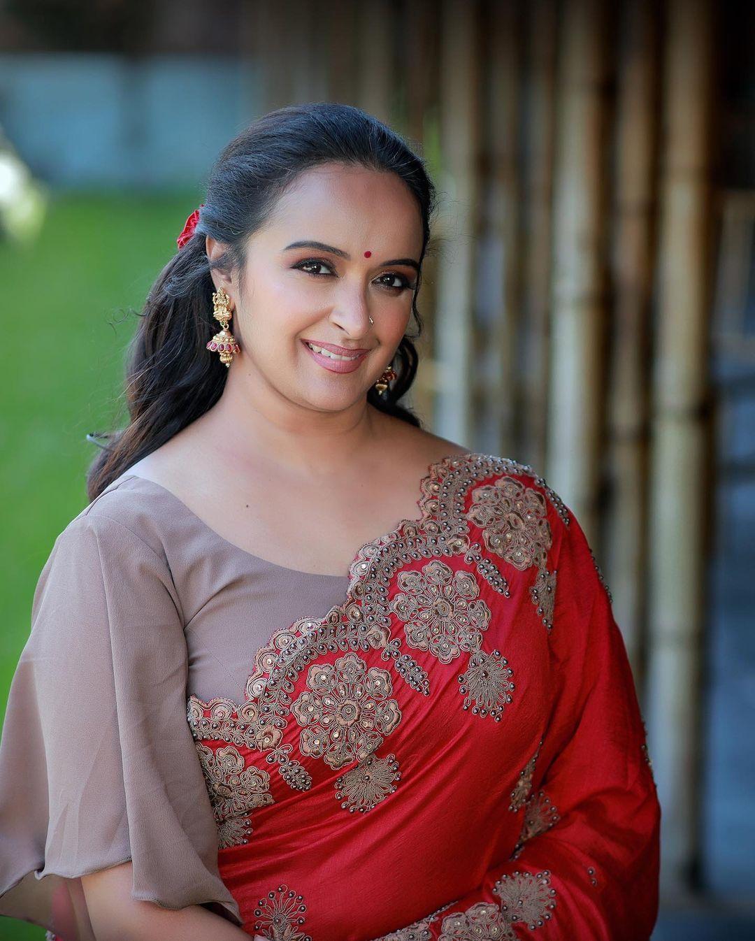 Glamorous and cute stills | Shalu Menon in red designed saree hot photos gallery