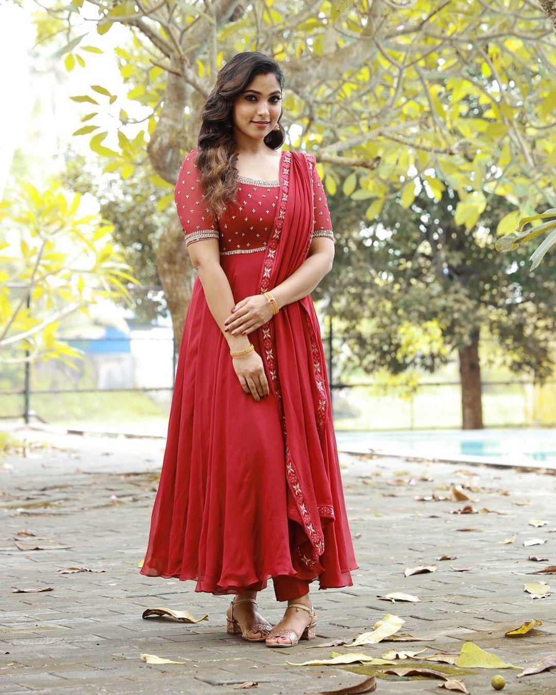 Hot and sexy photoshoot | Malayalam Actress Muktha in red saree hot and sexy photoshoot
