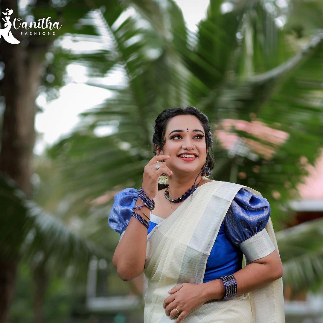 Kasavu Saree hot photos | Gowri Krishnan very beautiful and sexy photoshoot in Kasavu Saree