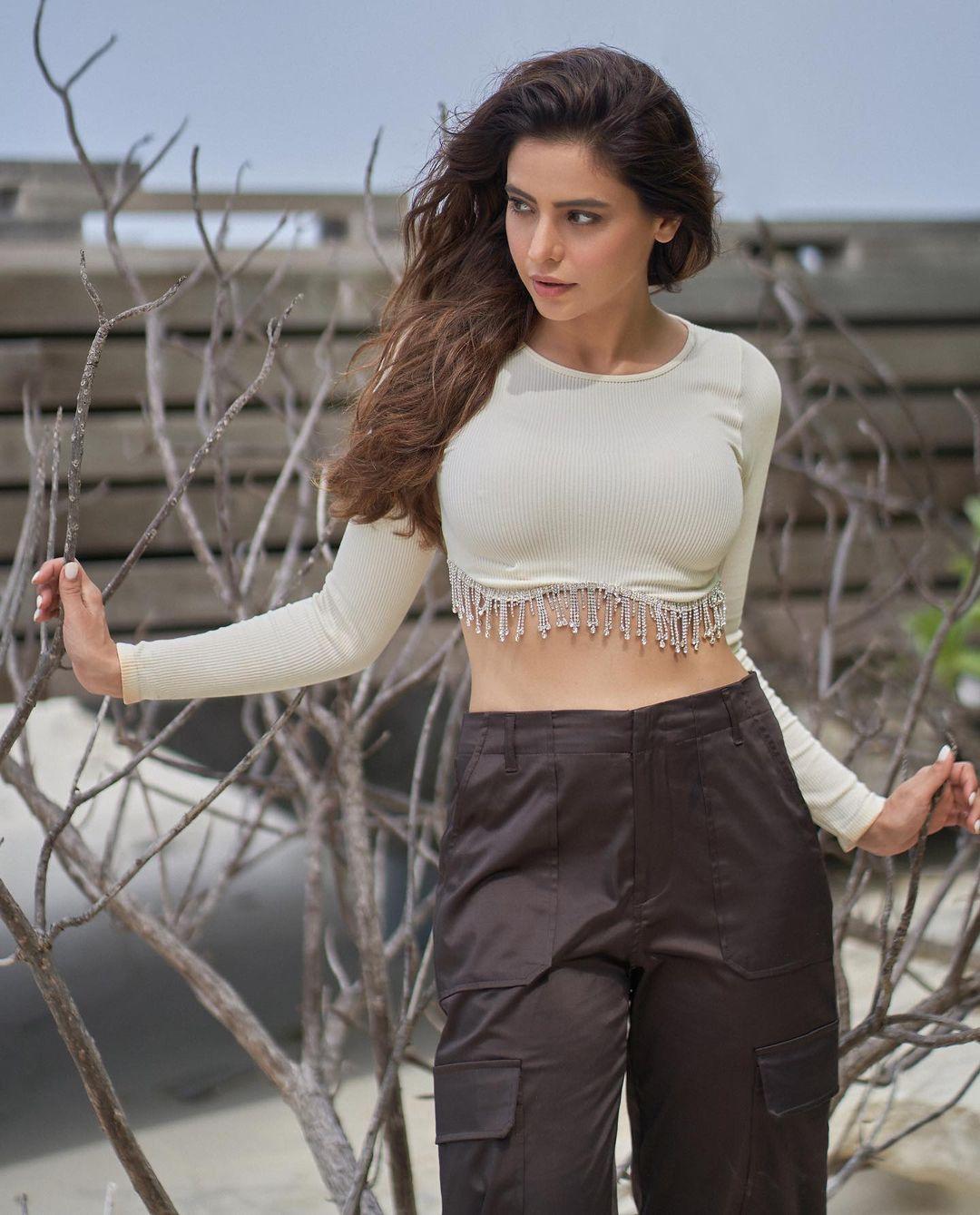 Exclusive very hot photos gallery | Aamna Sharif stylish and sexy photoshoot