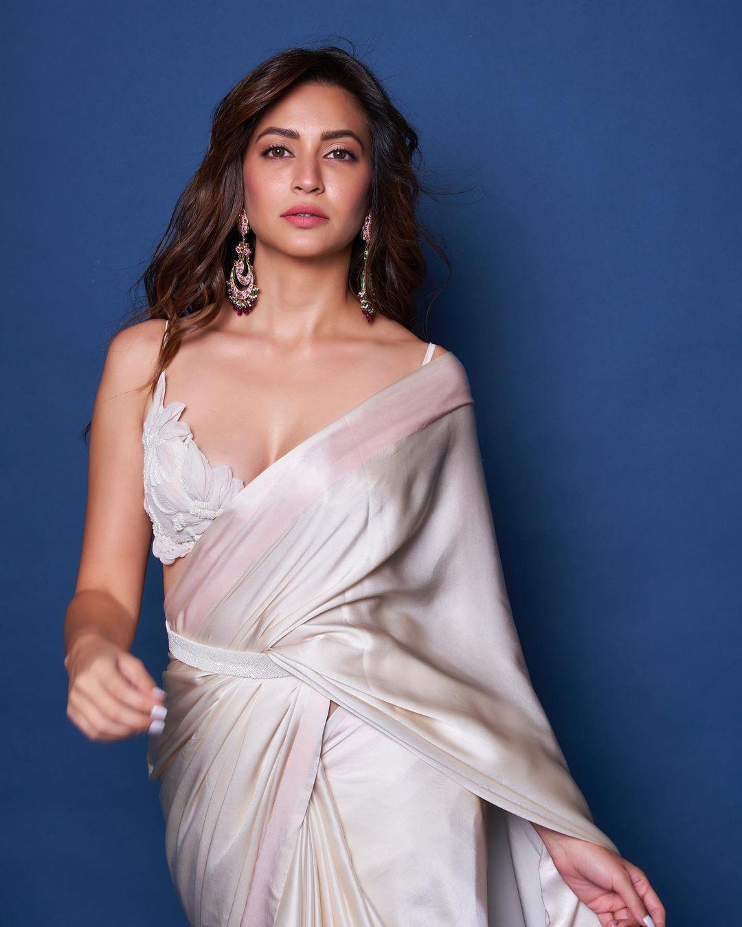 Bollywood actress hot photos | Kriti Kharbanda in saree very glamorous and cute picture