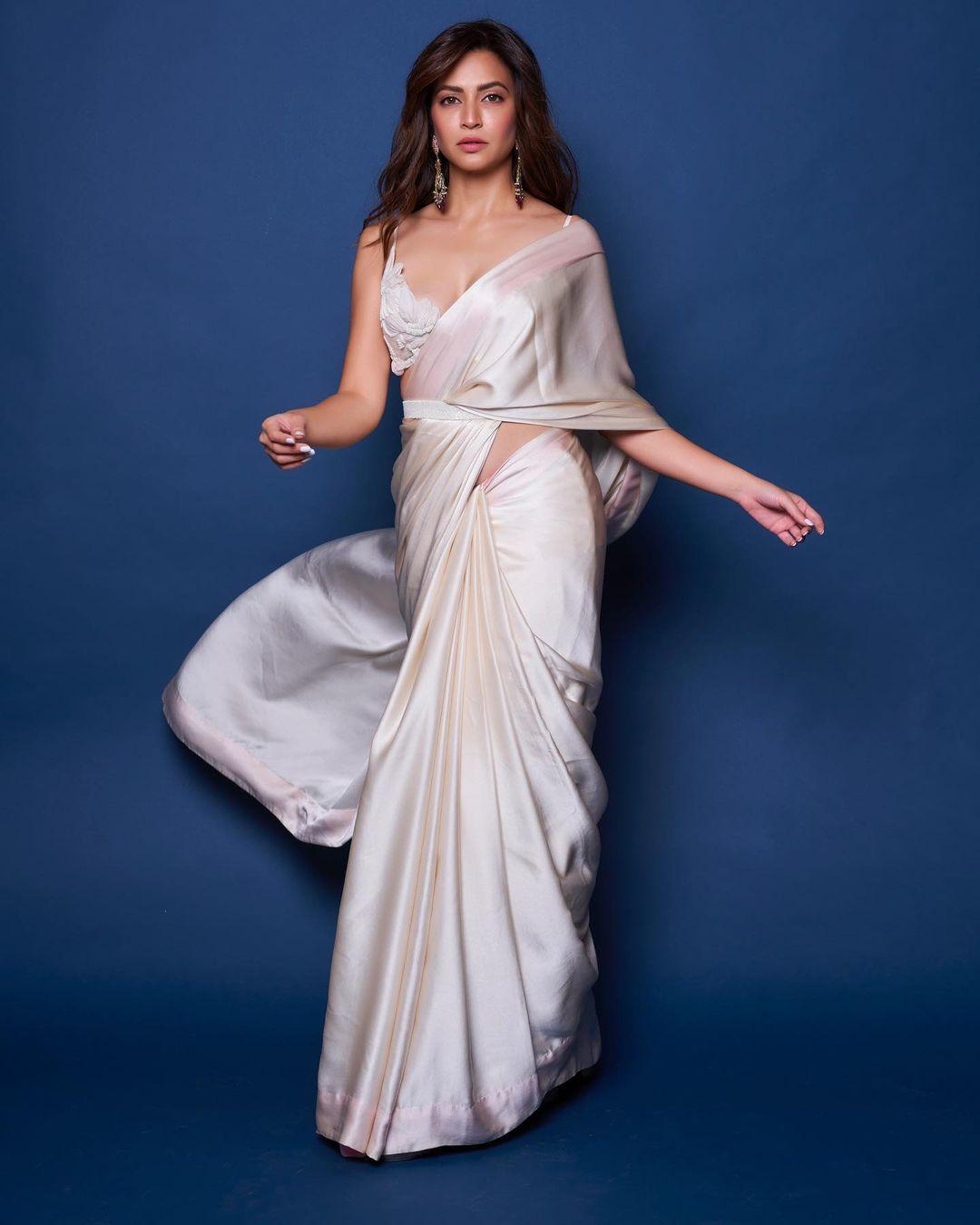 Exclusive very hot photos gallery | Kriti Kharbanda in saree very glamorous and cute picture