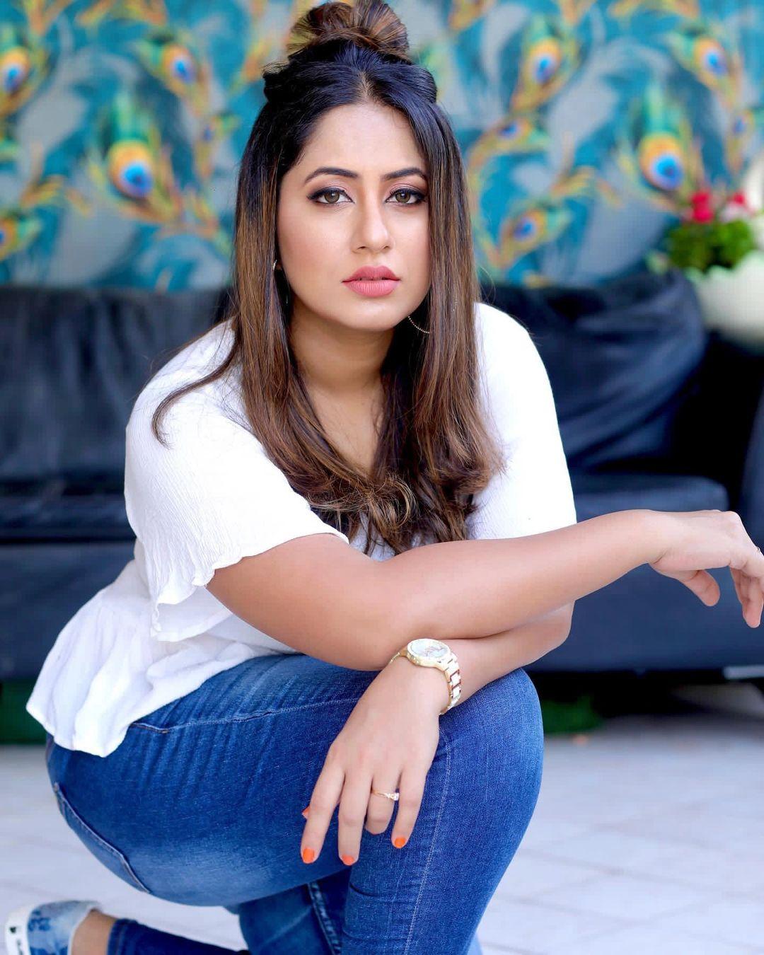 Beautiful and sexy photoshoot | Jyothy Krishna looking very attractive and cute picture