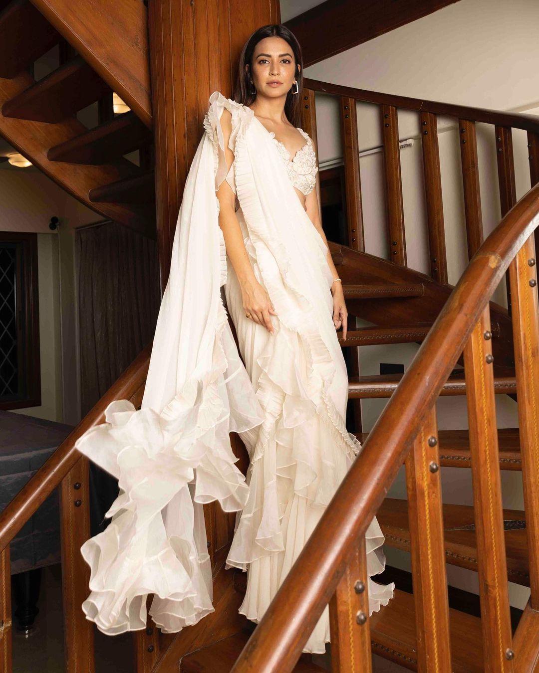 Beautiful and cute stills | Kriti Kharbanda very attractive and sexy photos gallery