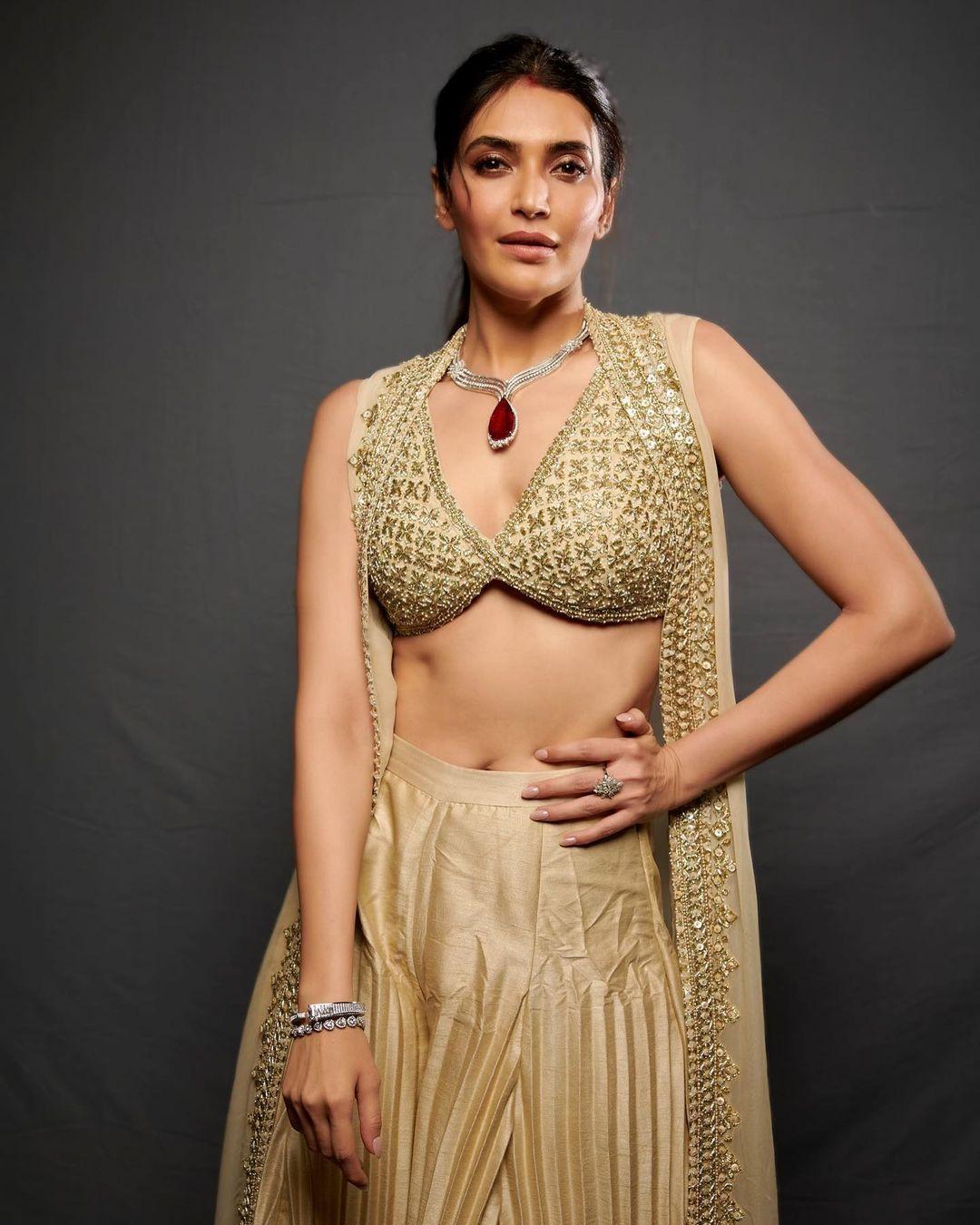 Bollywood actress hot photos | Karishma Tanna exclusive hot and spicy stills