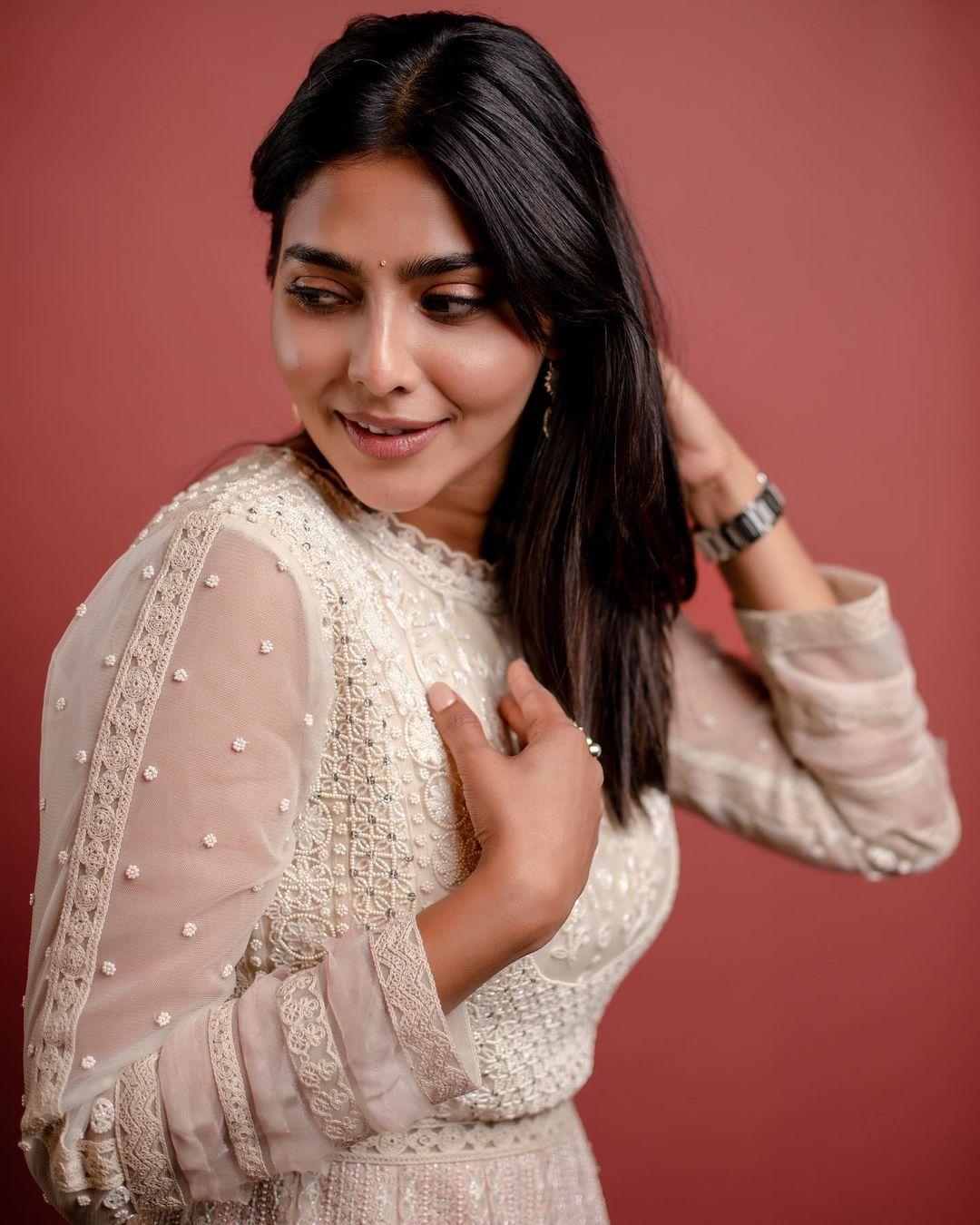 Cute and sexy photoshoot | Aishwarya Lekshmi very attractive and cute picture