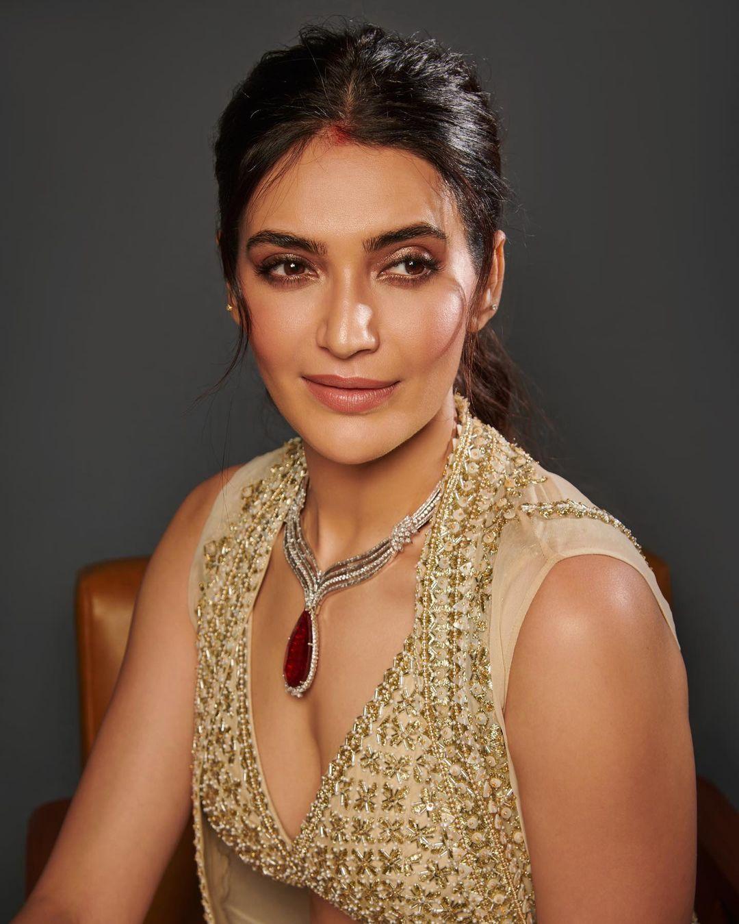 Exclusive very hot photos | Karishma Tanna exclusive hot and spicy stills