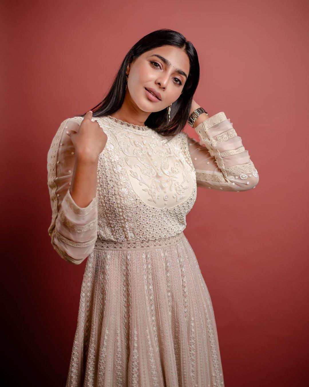 Glamorous and cute picture | Aishwarya Lekshmi very attractive and cute picture
