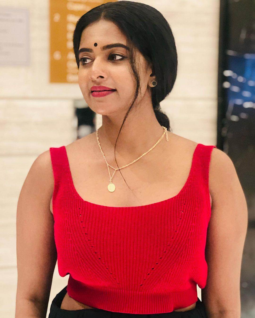 Beautiful and cute stills | Renu Soundar looking very attractive and cute picture