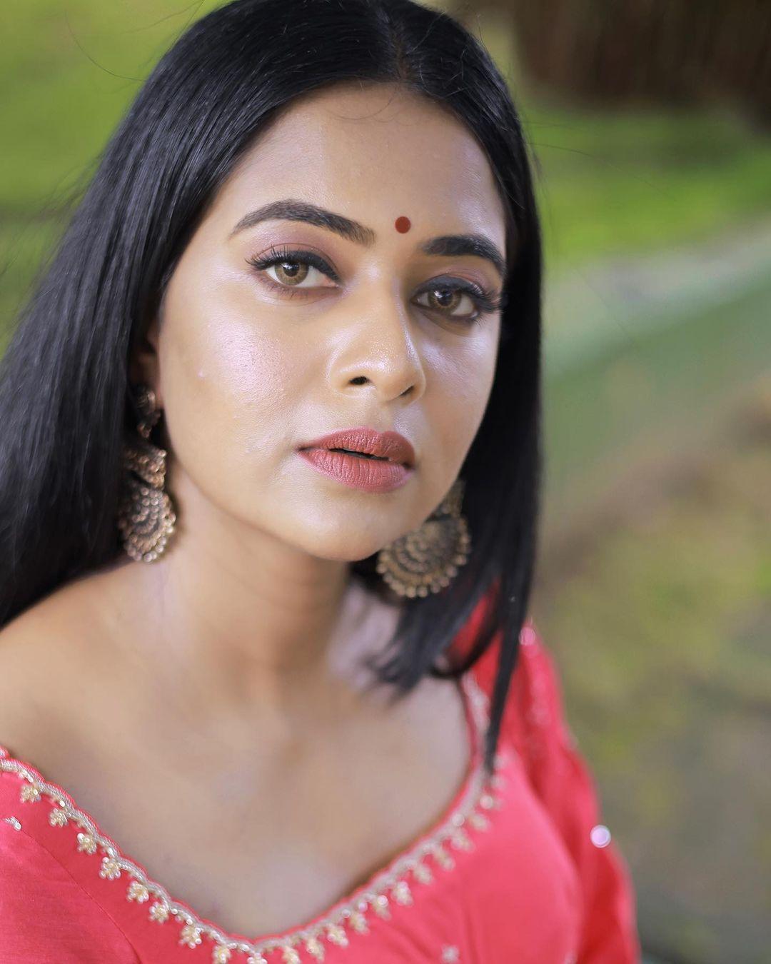 Beautiful and sexy photoshoot | Pathonpatham Noottandu actress renu soundar photo collections.