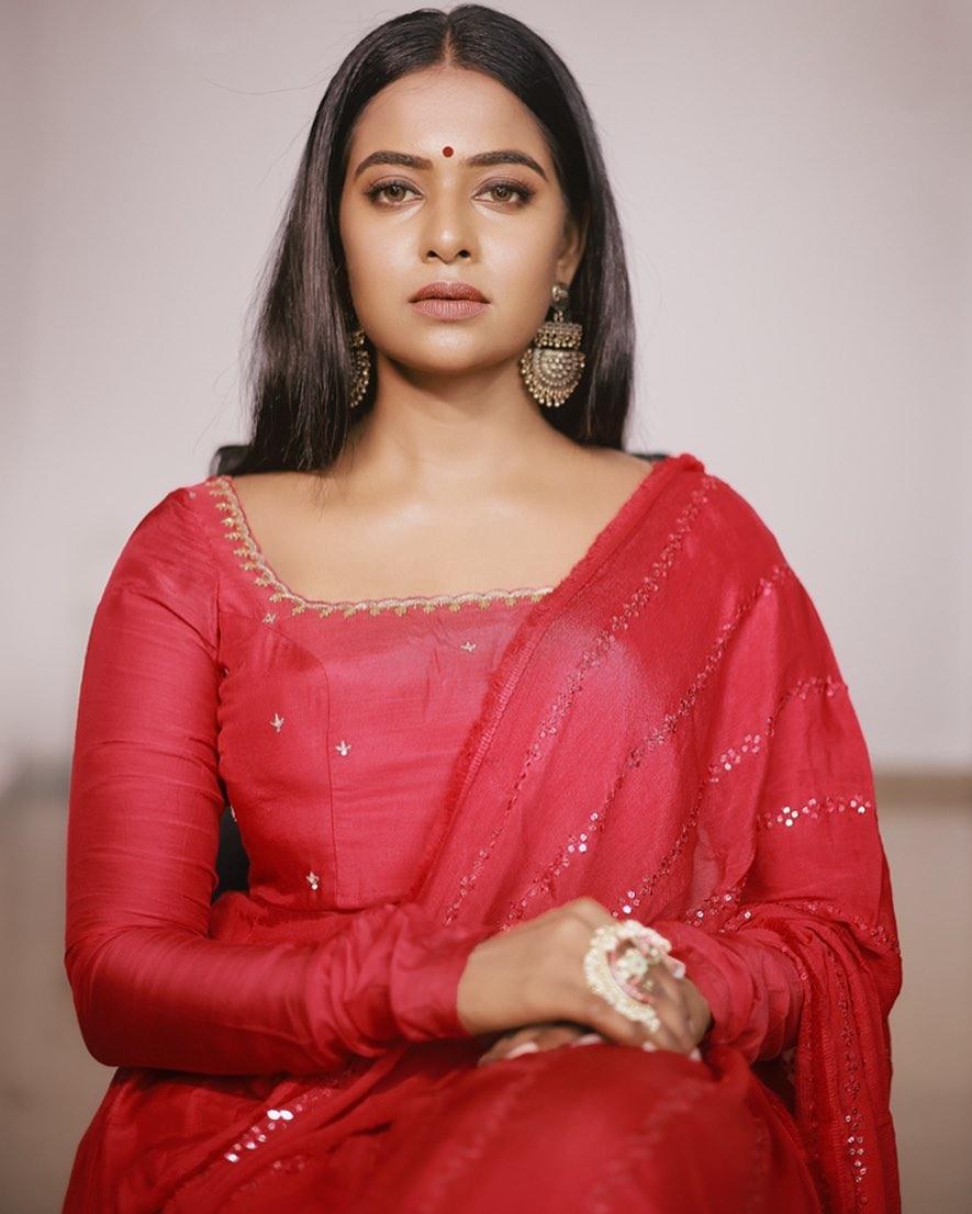 Cute and spicy photos gallery | Pathonpatham Noottandu actress renu soundar photo collections.