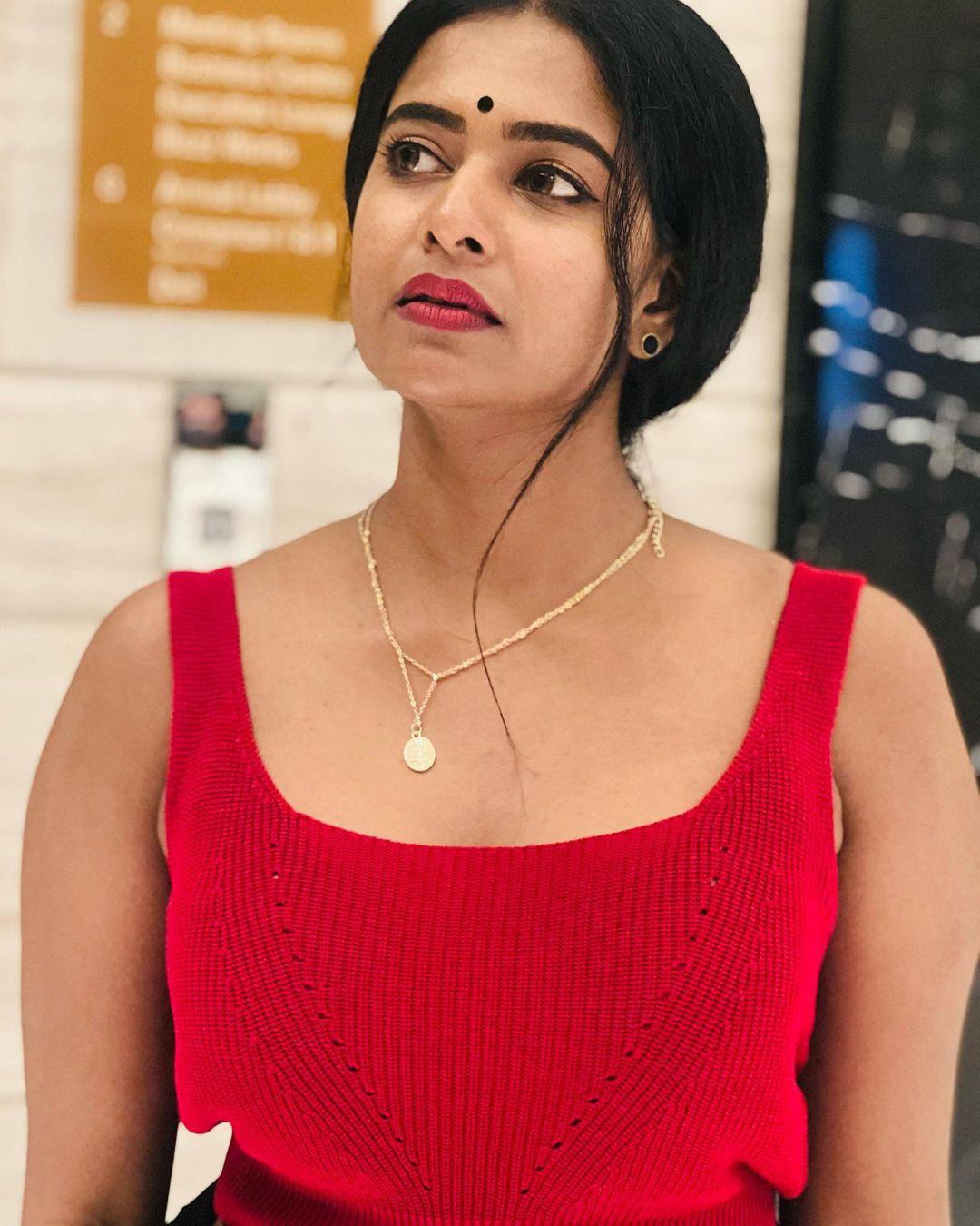 Exposing hot photos gallery | Renu Soundar looking very attractive and cute picture