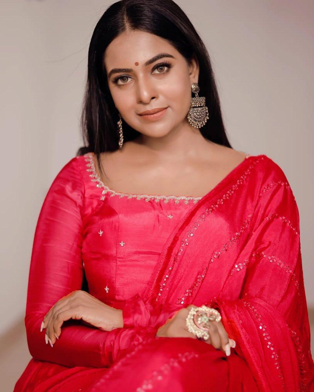Glamorous and cute stills | Pathonpatham Noottandu actress renu soundar photo collections.