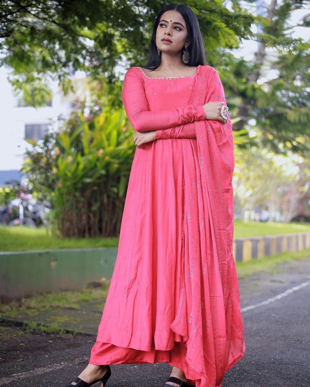 Glamorous and sexy stills| Pathonpatham Noottandu actress renu soundar photo collections.