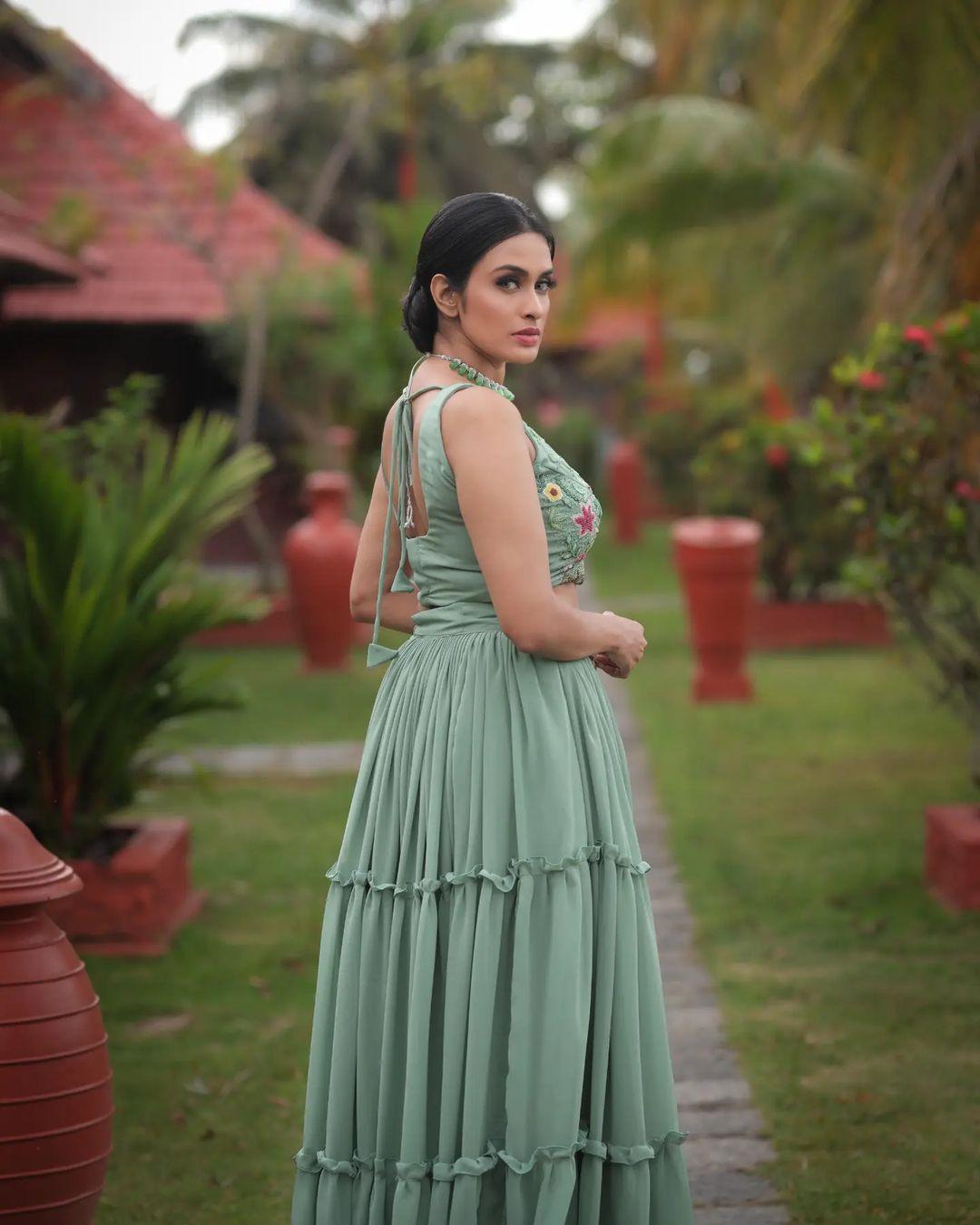 Exclusive very hot photos | Hannah Reji Koshy exposing very hot and sexy photos gallery