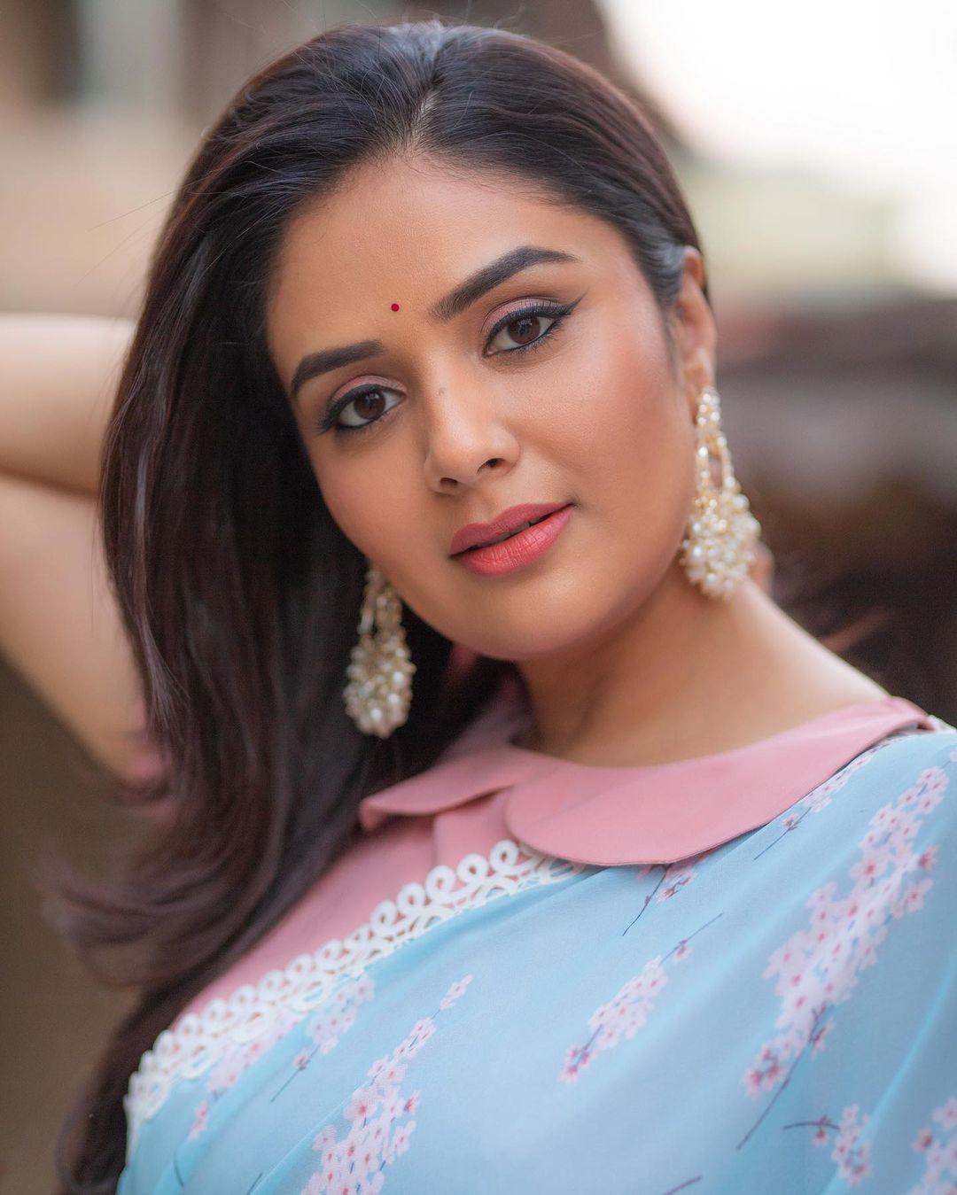 Exclusive hot photos | Sreemukhi latest hot and sexy photoshoot in saree