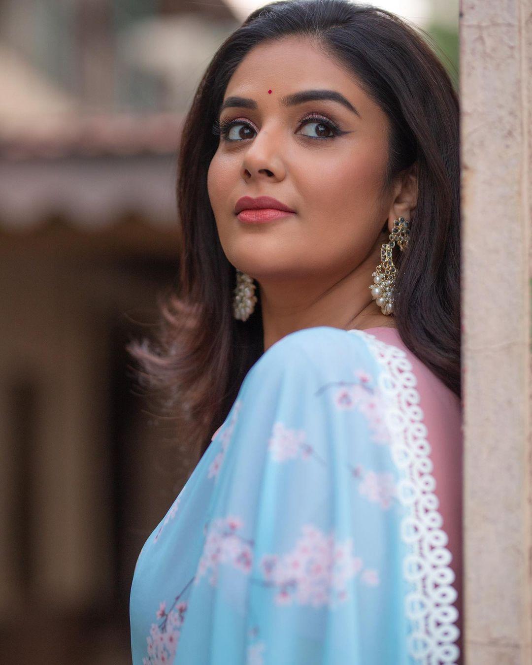 South Indian Actress hot photos | Sreemukhi latest hot and sexy photoshoot in saree