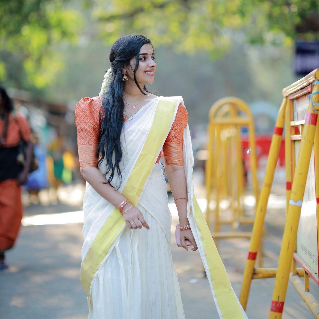 Juhi Jayakumar in kasavu saree exclusive hot photos