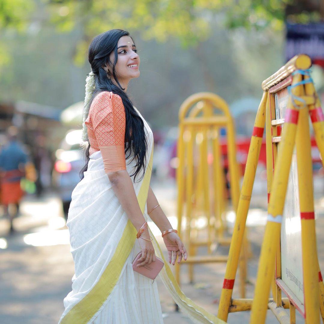 Juhi Jayakumar in kasavu saree exclusive hot photos