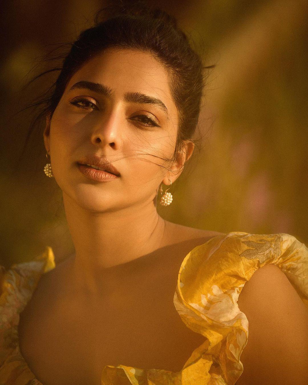 Malayalam Tamil actress Aishwarya Lekshmi latest hot pic in yellow dress