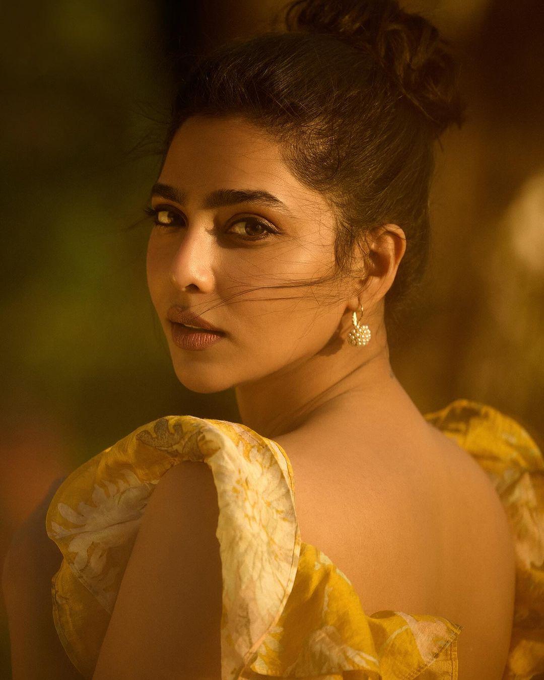 Malayalam Tamil actress Aishwarya Lekshmi latest hot pic in yellow dress