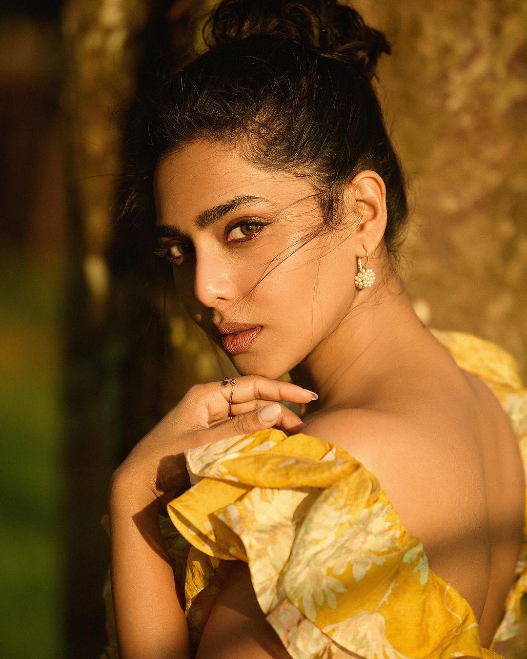 Malayalam Tamil actress Aishwarya Lekshmi latest hot pic in yellow dress