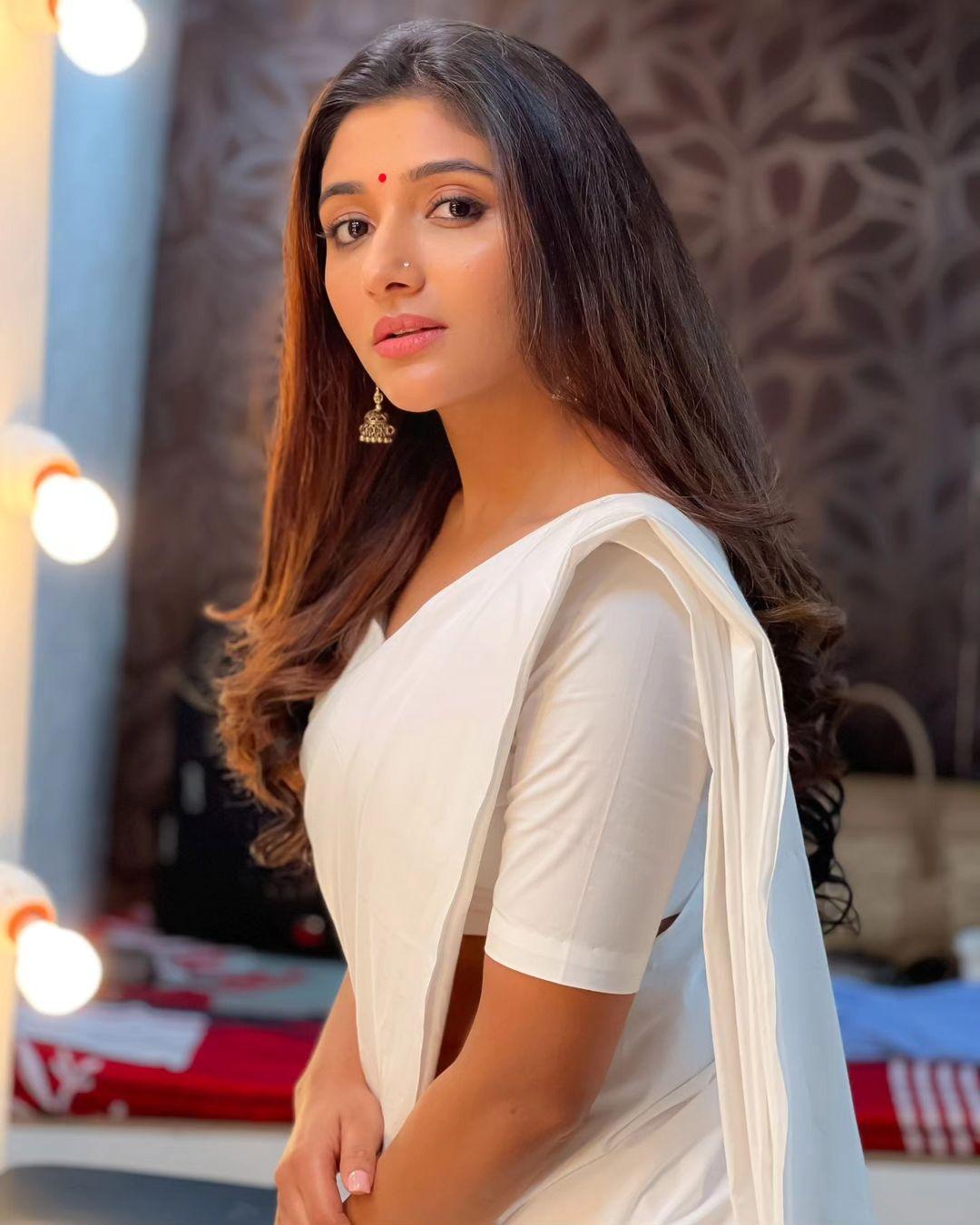 Mirna Menon glamorous and hot photos in white saree