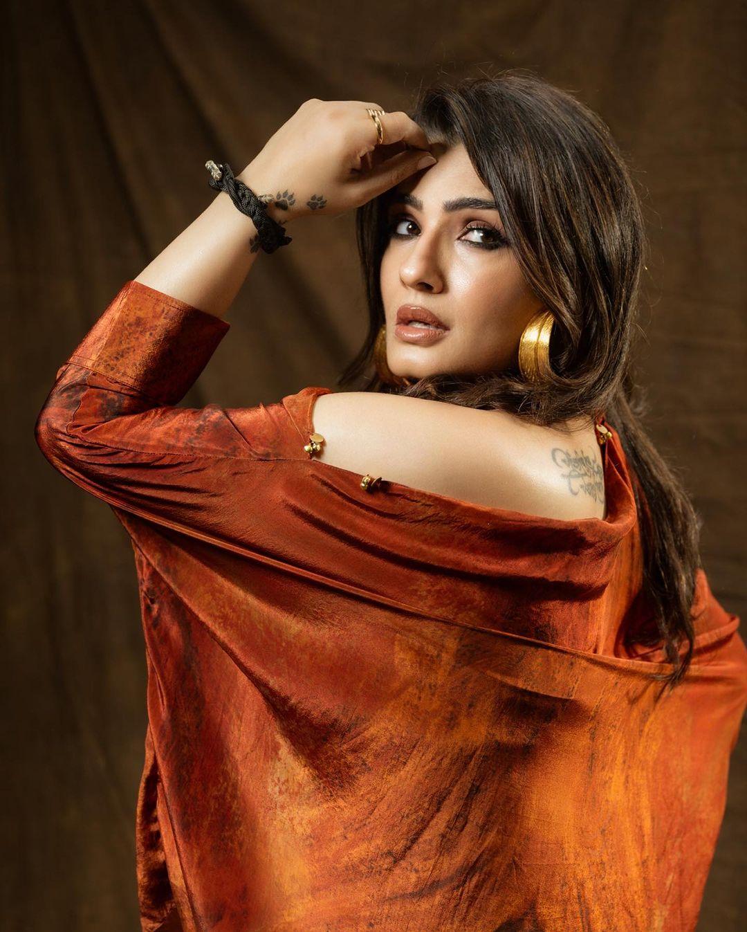 Exclusive hot| Raveena Tandon looking very glamorous and cute stills