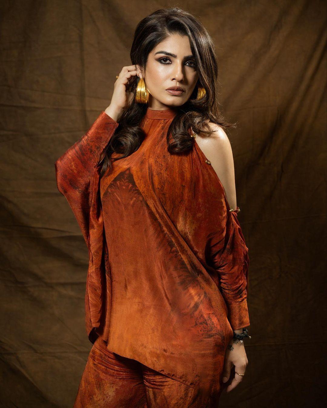 Glamorous | Raveena Tandon looking very glamorous and cute stills