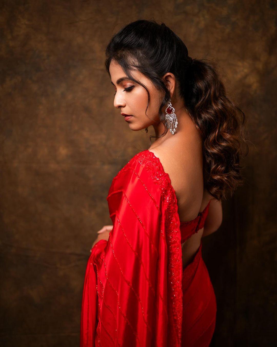 Tamil actress Anjali in red saree hot photos gallery