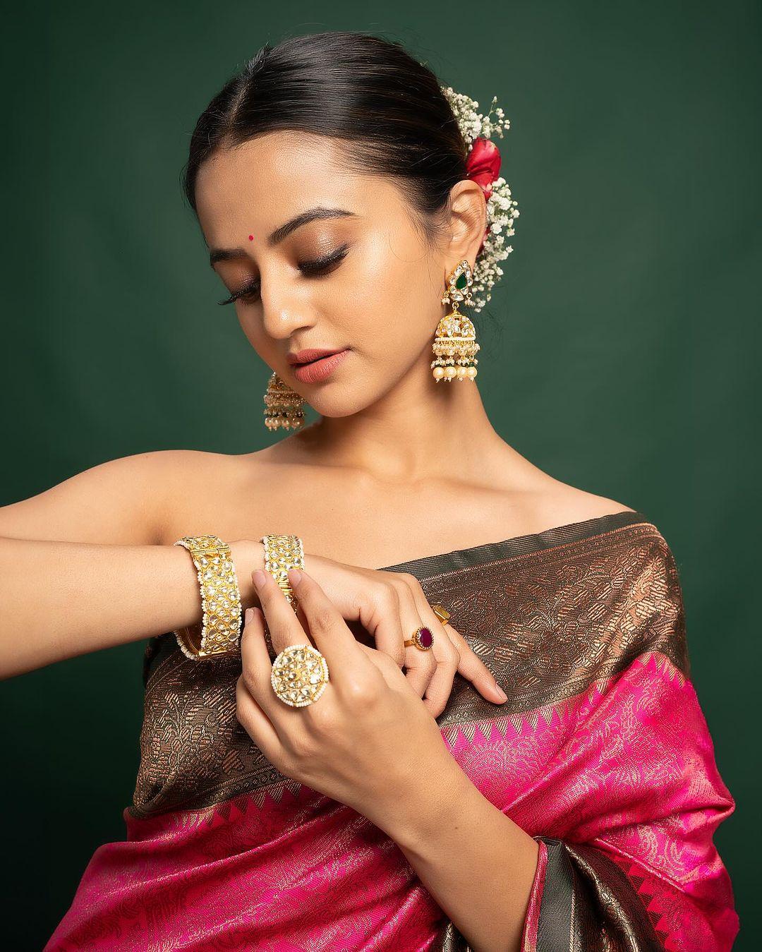 Actress hot photos | Helly Shah glamorous and cute stills